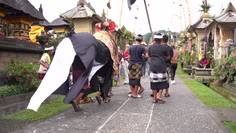 Kinder-Spielen-Den-Barong-Tanz-Vor-Touristen-Wenn-Sie-Das-Traditionelle-Dorf-Penglipuran-Besuchen-Um-Deren-Interesse-Zu-Wecken