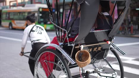 Rickshaw,-Medio-De-Transporte-Tradicional-Japonés-Para-Turistas,-Japón,-Tokio