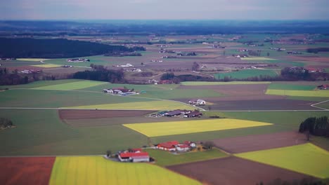 Una-Vista-Aérea-Del-Mosaico-De-Campos,-Ciudades,-Bosques-Y-Riberas-De-Los-Ríos-En-La-Alemania-Rural.