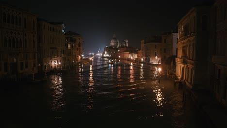Gran-Canal-Veneciano-Con-Saludo-De-Santa-María-Della-Por-La-Noche,-Reflejos-Luminosos,-Italia