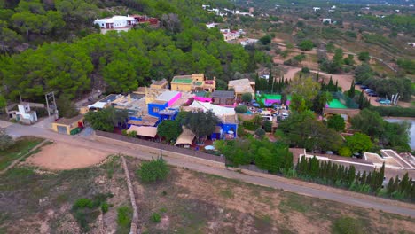 Ibiza-Pikes-Colorida-Cancha-De-Tenis-Resort-De-Fiesta-Rural