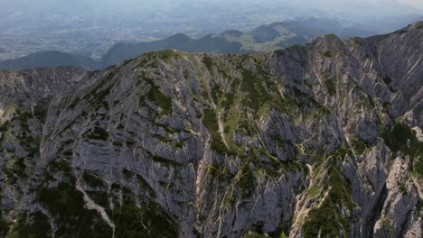 Picos-Escarpados-De-Las-Montañas-Piatra-Craiului-Bajo-La-Luz-Del-Día,-Vista-Aérea