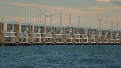 Statische-Aufnahme-Mit-Langem-Objektiv,-Die-Die-Schleusen-Des-Sturmflutwehrs-Oosterschelde-Zeigt