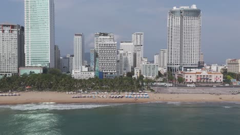 Eine-Beeindruckende-Luftaufnahme-Der-Skyline-Von-Nha-Trang,-Mit-Wolken,-Die-Eine-Ruhige-Kulisse-Für-Die-Architektonischen-Wunder-Der-Stadt-Bilden,-Während-Der-Verkehr-Der-Städtischen-Szene-Ein-Gefühl-Von-Lebendigkeit-Verleiht