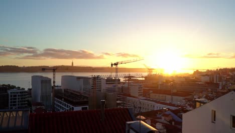 Hermoso-Panorama-Dorado-Del-Atardecer-Sobre-Lisboa,-Portugal