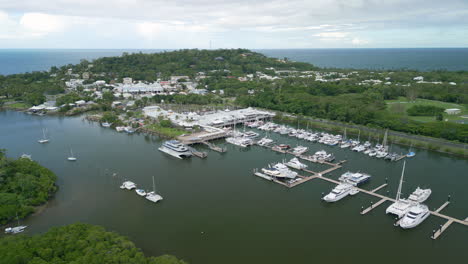 Natürliche-Reise-Halbinsel-Grüne-Umgebung-Von-Port-Douglas-Australien-Reise-Boote-Angedockt-In-Blauem-Wasser