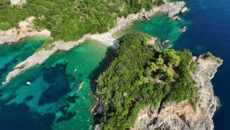 Limni-Beach-Glyko-En-La-Isla-De-Corfú,-Grecia,-Con-Aguas-Turquesas-Y-Barcos,-Vista-Aérea