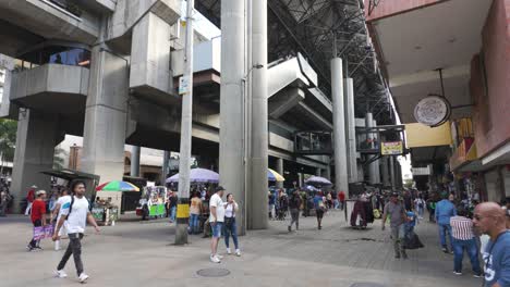 La-Bulliciosa-Estación-De-Metro-Parque-Berrio-De-Medellín,-Flanqueada-Por-Vida-Urbana-Y-Vendedores-Ambulantes.