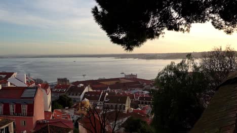 Hermoso-Panorama-Costero-De-Lisboa,-Portugal-Desde-El-Castillo-De-San-Jorge