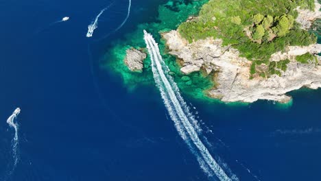 Schnellboot-Hinterlässt-Weißes-Kielwasser-In-Der-Nähe-Der-Insel-Korfu,-Azurblaues-Wasser-Des-Ionischen-Meeres,-Luftaufnahme