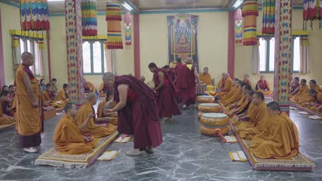 Im-Buddhistischen-Kloster-Findet-Buddhistischer-Gottesdienst-Statt