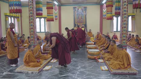 El-Culto-Budista-Se-Lleva-A-Cabo-Dentro-Del-Monasterio-Budista.