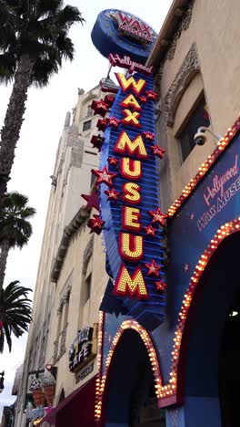 Video-Vertical,-Edificio-Del-Museo-De-Cera-De-Hollywood-Y-Cartel-En-La-Entrada-Del-Paseo-De-La-Fama,-Los-Ángeles,-California,-EE.UU.