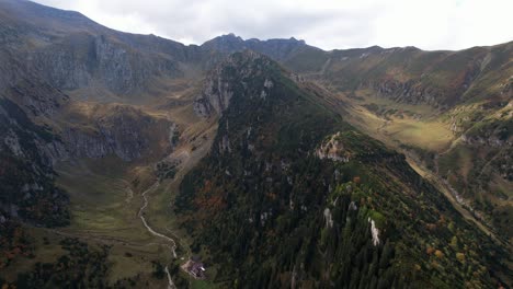 Herbstfarben-Hüllen-Die-Bucegi-Berge,-Luftaufnahme-Von-Schroffen-Gipfeln-Und-Tälern