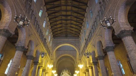 Majestätischer-Innenraum-Der-Metropolitankathedrale-Von-Medellin,-Kolumbien