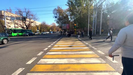 Punto-De-Vista-Del-Cruce-De-Peatones-En-El-Cruce-De-Almaty,-Kazajstán.