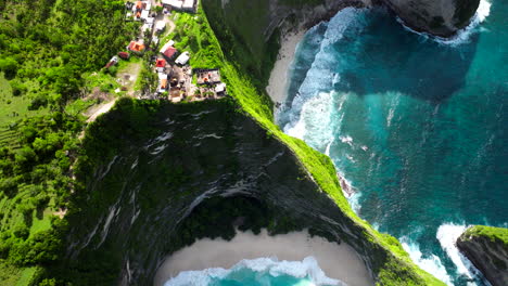 Drone-De-Arriba-Hacia-Abajo-De-Nusa-Penida-Y-La-Cresta-Que-Separa-Kelingking-De-La-Playa-De-Embon