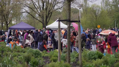 Blick-Auf-Zelte-Und-Stände-Während-Des-Niederländischen-Traditionellen-Königstages-Vogelbuurt-Amsterdam-Noord