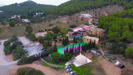 Ibiza-Pikes-Colorida-Cancha-De-Tenis-Resort-De-Fiesta-Rural