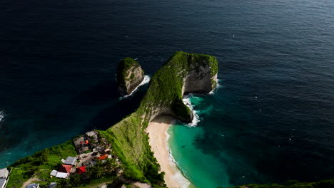 Edificios-En-El-Borde-Del-Acantilado-Con-Vistas-A-La-Playa-De-Kelingking-De-La-Isla-De-Nusa-Penida,-Bali-En-Indonesia