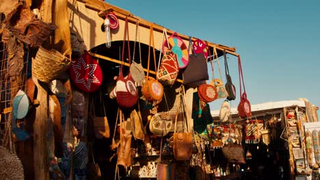 Local-traditional-hand-craft-shop-in-market-street-of-Nubian-Village,-Aswan,-Egypt