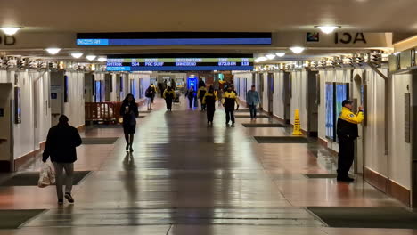 Menschen-Pendeln-Durch-Union-Station-Los-Angeles