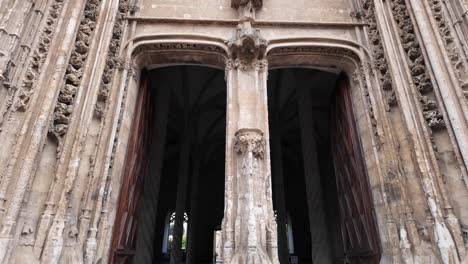 Arched-and-curved-stone-entrance-to-Llotja,-a-historical-merchant-place-in-Palma-de-Mallorca,-Spain