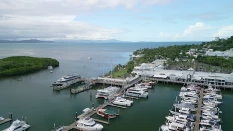 Antena-Establecimiento-Mosca-Barcos-Muelle-Azul-Mar-Verde-Bahía-De-Port-Douglas-Queensland-Australia-Luz-Del-Día-Horizonte