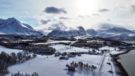 Drohnen-Zeitraffer-In-Den-Rauen-Norwegischen-Bergen-Im-Winter