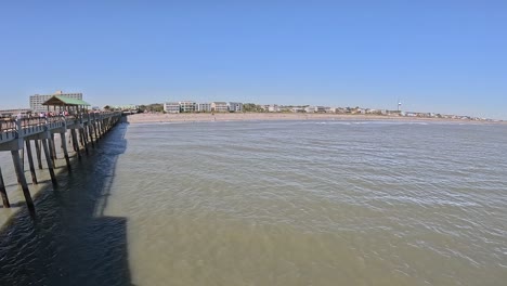 Folly-Beach-Pier-In-Charleston,-South-Carolina,-Frühjahrsferien-2024