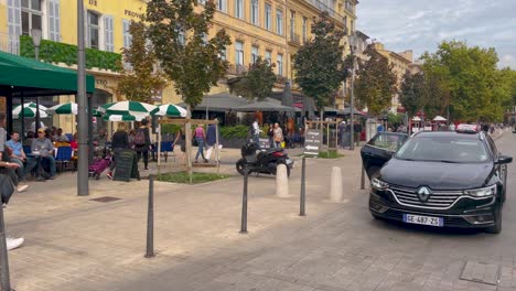 Una-Mujer-Se-Baja-De-Un-Taxi-Para-Llamar-A-Su-Compañero-En-Aix-en-Provence,-Francia,-Plano-General