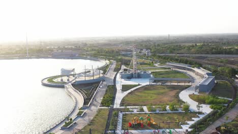 La-Cámara-Del-Dron-Avanza-Mostrando-Un-Gran-Jardín-Y-Una-Zona-De-Juegos-Infantiles