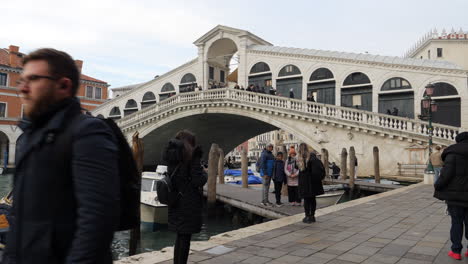 Tourists-Taking-Photo-At-The-Rialto-Bridge-On-The-Grand-Canal-In-Venice,-Italy