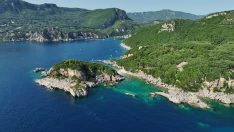 Limni-Beach-Glyko-Auf-Der-Insel-Korfu,-Sonnenbeschienene-Küste-Mit-Klarem,-Türkisfarbenem-Ionischen-Meerwasser,-Luftaufnahme