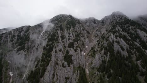 Neblige-Klippen-Des-Piatra-Craiului-Gebirges-Mit-Hängenden-Wolken,-Luftaufnahme