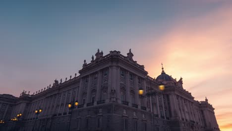 Hiperlapso-Del-Palacio-Real-De-Madrid-Durante-La-Colorida-Puesta-De-Sol-En-Movimiento-Timelapse-Edificio-Histórico-En-Madrid,-España