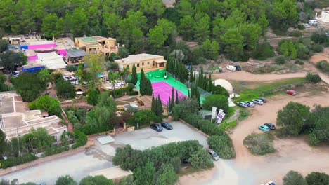 Ibiza-Pikes-Bunter-Tennisplatz-Ländliches-Partyresort