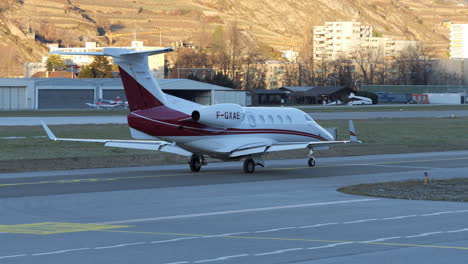 Embraer-Phenom-300-F-gxae-Jet-Privado-En-Calle-De-Rodaje-En-El-Aeropuerto-De-Sion,-Suiza