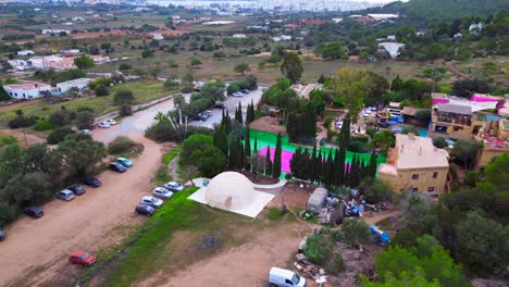 Ibiza-Pikes-Colorida-Cancha-De-Tenis-Resort-De-Fiesta-Rural