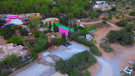 Ibiza-Pikes-Bunter-Tennisplatz-Ländliches-Partyresort