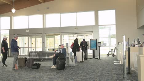 Los-Viajeros-Esperando-El-Vuelo-En-El-Aeropuerto-Regional-Del-Suroeste-De-Oregon-En-North-Bend