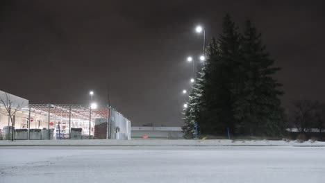 Wind-Bläst-Im-Winter-Schnee-Auf-Den-Boden