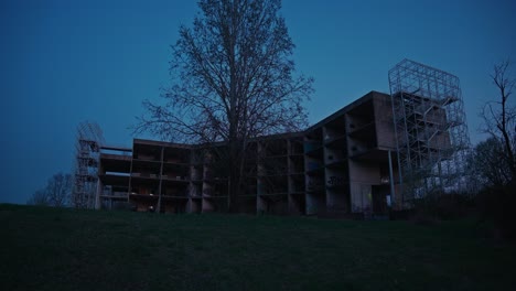 Vista-Al-Atardecer-Del-Desolado-Edificio-Del-Hospital,-Zagreb,-Croacia