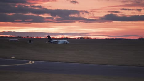 Ein-Passagierflugzeug-Parkte-Auf-Dem-Grasbewachsenen-Flugplatz-Im-Vaclav-Havel-Flughafen-In-Prag