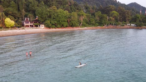 Luftaufnahme-Einer-Person,-Die-In-Den-Gewässern-Vor-Einem-Einsamen-Strand-In-Koh-Chang-Paddelsurfen-Macht