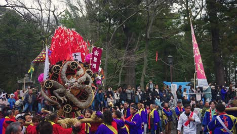 Disparo-Panorámico-Lento-Sobre-Una-Multitud-De-Japoneses-En-Un-Festival