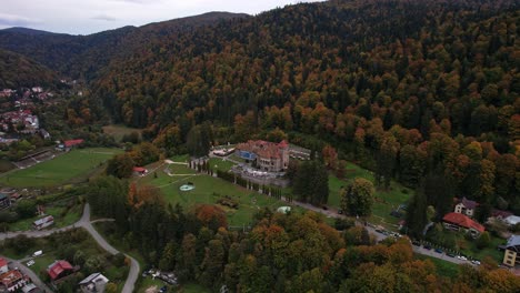 Schloss-Cantacuzino-Inmitten-Herbstlicher-Blätter,-Tageslicht,-Luftaufnahme