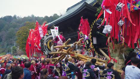 Japaner-In-Festlichen-Kostümen-Nehmen-Am-Traditionellen-Kampf-Zwischen-Den-Stadtbezirken-Teil