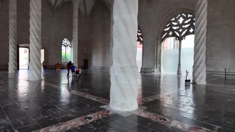 Llotja,-Lugar-Histórico-De-Comercio,-Piso-De-Piedra-Brillante,-Pilares-Blancos-Y-Gente,-Palma-De-Mallorca,-España