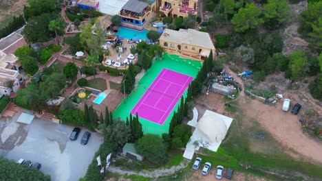 Ibiza-Pikes-Bunter-Tennisplatz-Ländliches-Partyresort